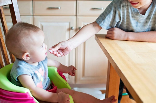 6 Penyebab Umum Bayi Menolak MPASI, No. 4 Sering Sering Diabaikan