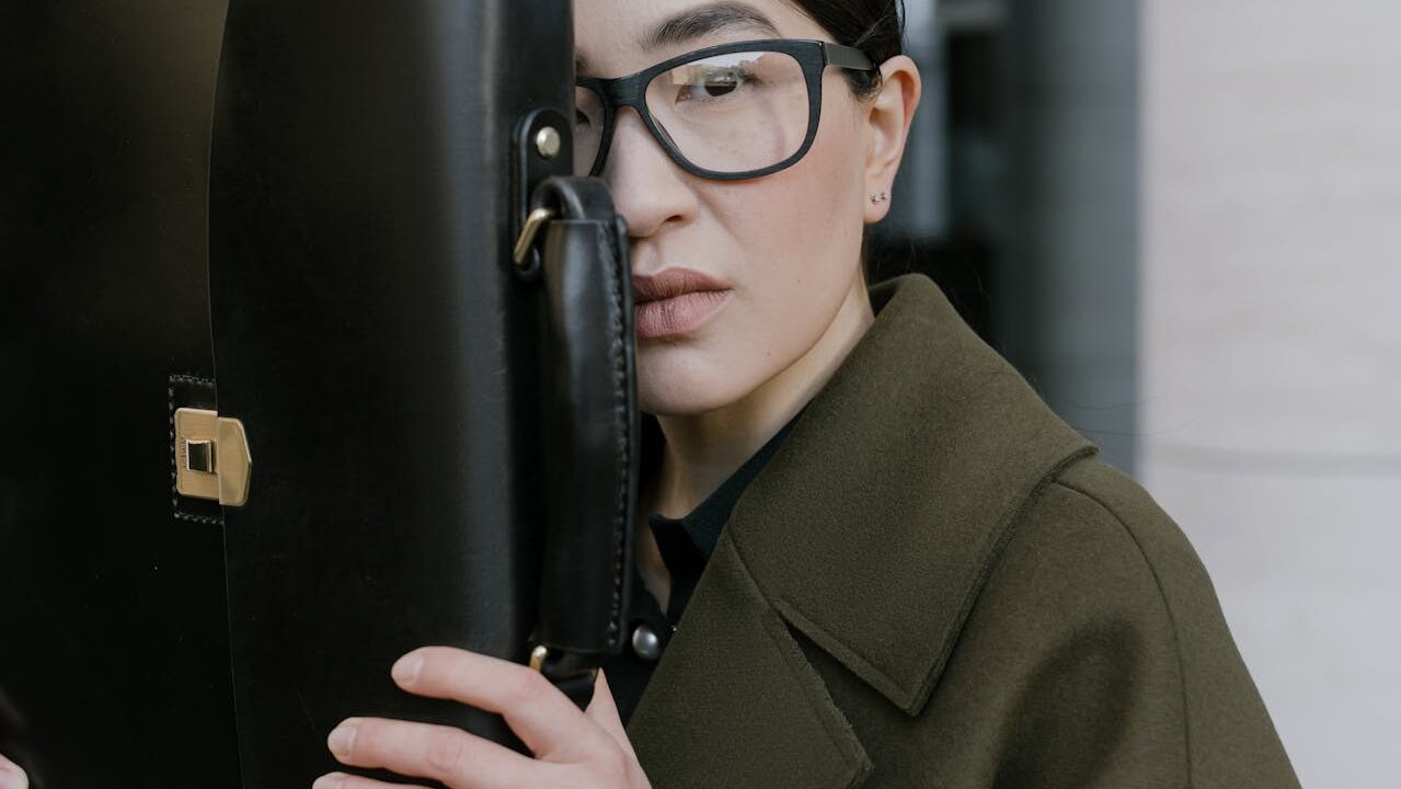 8 Produk Wajib Ada di Tas Perempuan Usia 40-an, Memudahkan Kegiatan