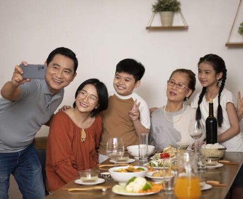 15 Etika Anak yang Perlu Diajarkan saat Kumpul Keluarga Besar