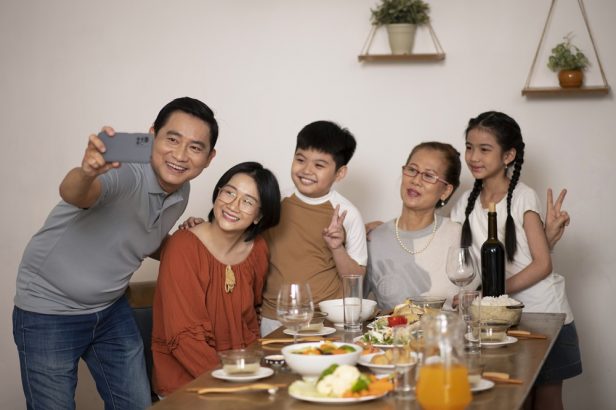 15 Etika Anak yang Perlu Diajarkan saat Kumpul Keluarga Besar