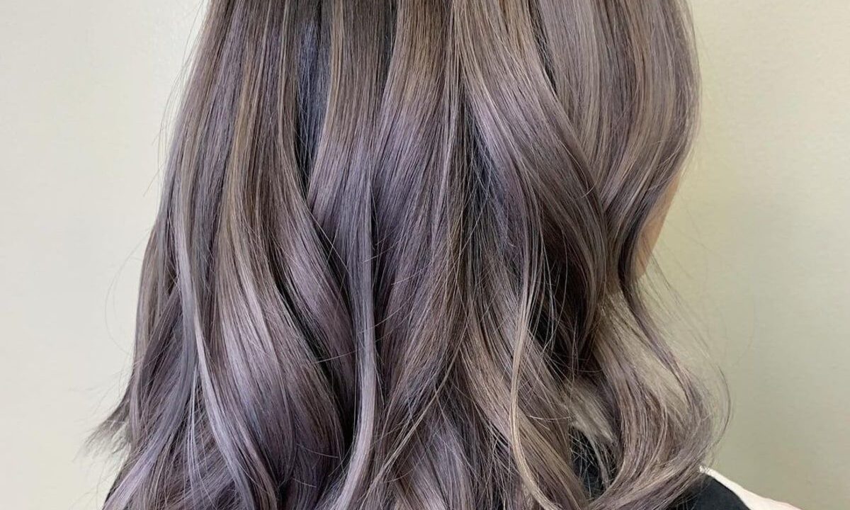 Warna Rambut yang Bikin Wajah Terlihat Lebih Muda