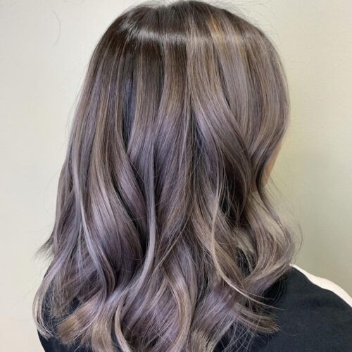 Warna Rambut yang Bikin Wajah Terlihat Lebih Muda