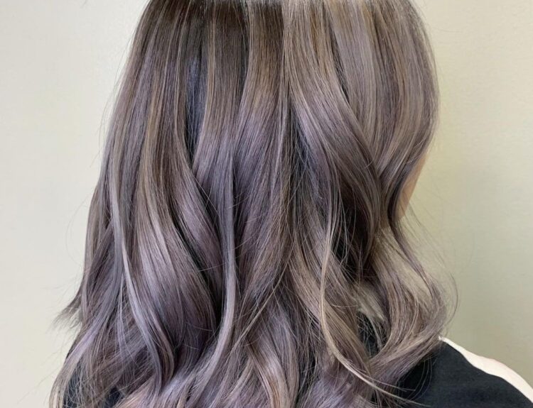 Warna Rambut yang Bikin Wajah Terlihat Lebih Muda