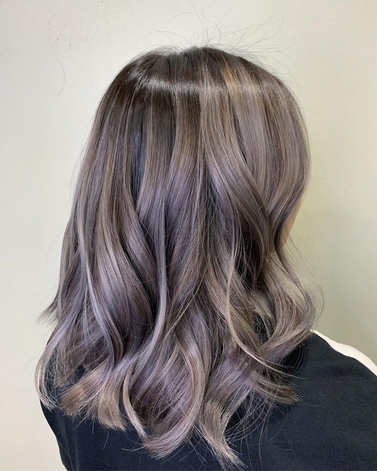 Warna Rambut yang Bikin Wajah Terlihat Lebih Muda