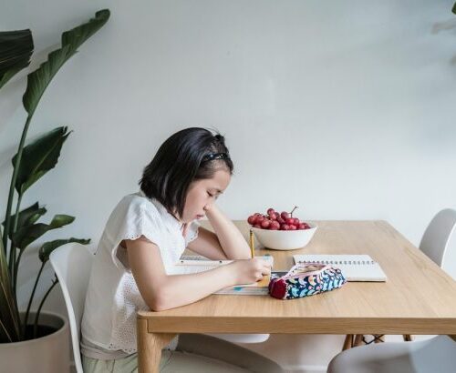 Anak Berprestasi, Tapi Diam-Diam Stres? Ini Tanda-tandanya!