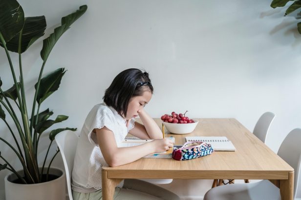 Anak Berprestasi, Tapi Diam-Diam Stres? Ini Tanda-tandanya!