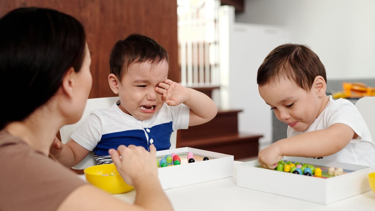 7 Kebiasaan Orang Tua yang Membuat Anak Takut Mengambil Keputusan