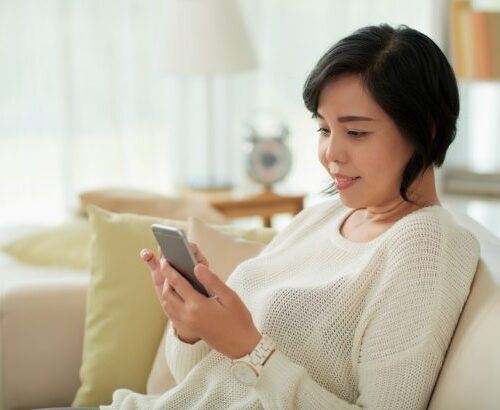 Orang Tua Cek HP Anak, Perlukah? Ini Kata Ahli dan Psikolog