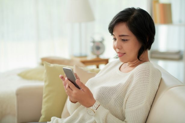Orang Tua Cek HP Anak, Perlukah? Ini Kata Ahli dan Psikolog
