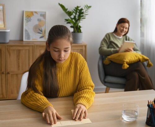 10 Tanda Anak Kurang Percaya Diri yang Sering Gak Disadari