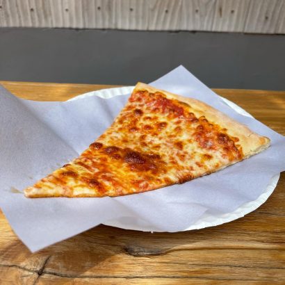 8 Rekomendasi Pizza Enak di Jakarta untuk Keluarga, Bisa Beli per Slice!