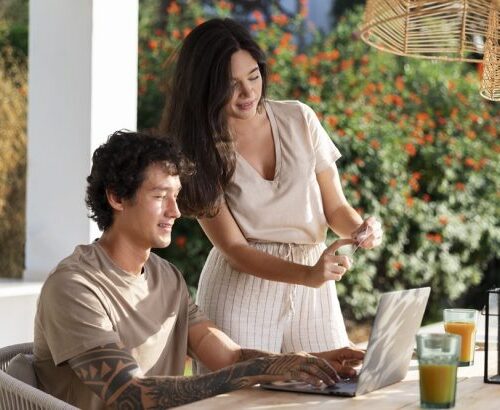 Office Romance: Risiko Pacaran dengan Teman Sekantor