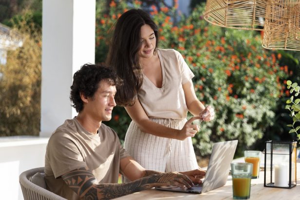 Office Romance: Risiko Pacaran dengan Teman Sekantor
